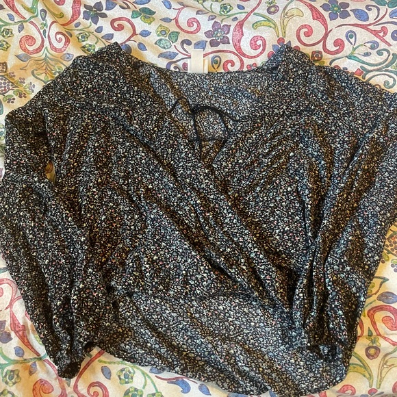 woman’s cropped blouse - Picture 2 of 2